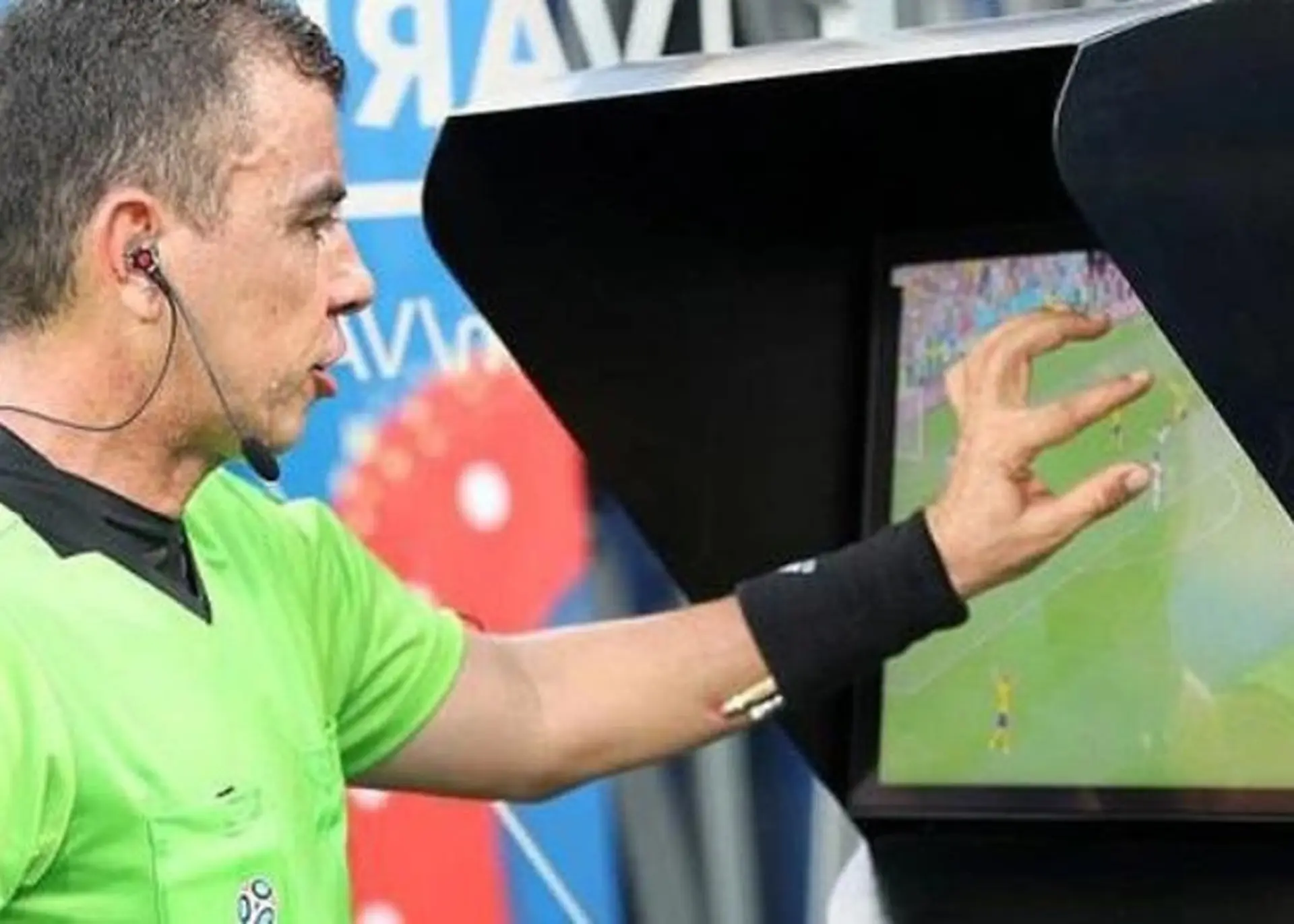 Khám phá công nghệ VAR trong bóng đá cùng nhà cái Debet